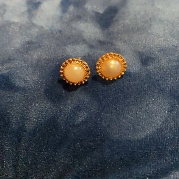Fashion gold tone faux pearls stud  earrings - Picture 3 of 7